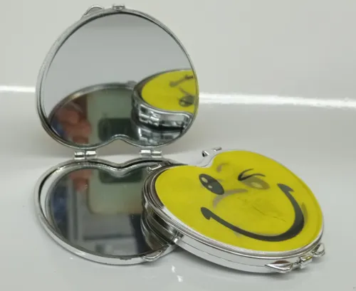 מראה נפתחת סמיילי- 1.2 ש"ח ליחידה